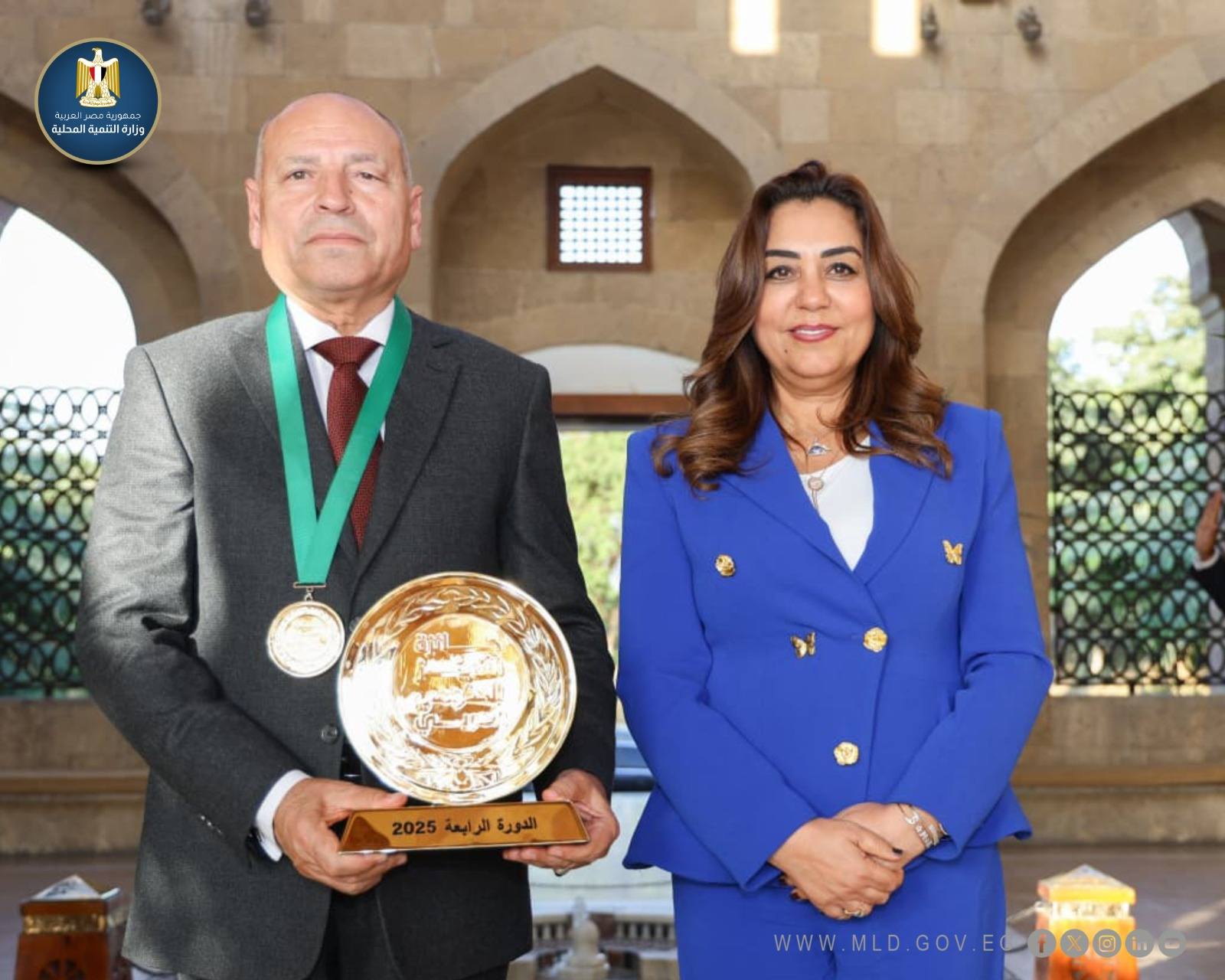 وزيرة التنمية المحلية تكرم محافظ القاهرة في الاسمرات