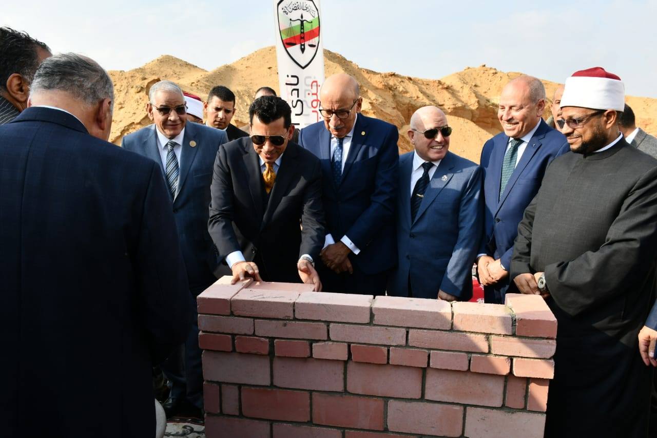 وزير الشباب والرياضة يضع مع محافظ القاهرة حجر اساس  اول مسجد نادي القضاة